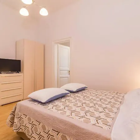 Art Nouveau Near Arena- Charming Place For Couples شقة بولا